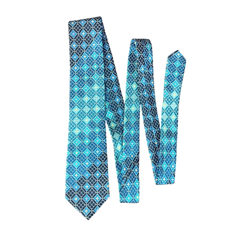 Geoffrey Beene Mens Silk Necktie Blue Teal Geometric Floral Medallion 63 Inch